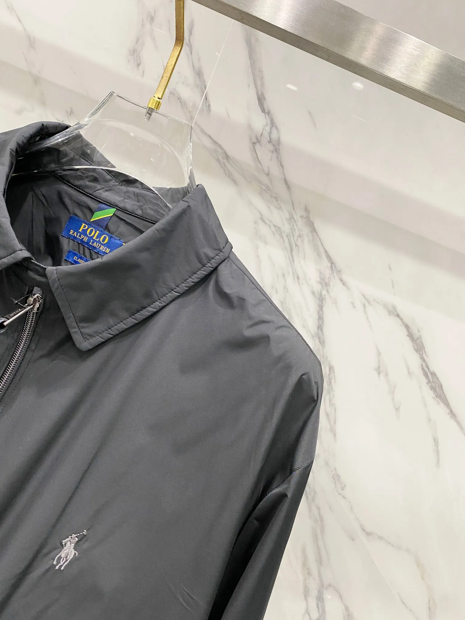 P370 Ralph Lauren classic solid color LOGO embroidered jacket. Original customer-supplied high-quality fabric. Ingredients: 100% T. Added three-proof technology. Windproof, waterproof and anti-fouling. The fabric is added with glue technology. The fabric surface is smooth, crisp and stylish. This style of clothing seems simple and unremarkable, but the workmanship is complex. There are many details. The small lanyard design of the inner pocket also achieves the same details as the original version. The hem and cuff threads are imported high-density high-speed threading machine. The overall tightness and style The pony embroidery on the chest is embroidered with an imported Behringer embroidery machine. The smaller the pattern, the smaller the pattern. It seems simple but is actually complicated! The ropes of the pony, the sticks and the contours of the horse all like the configuration of the embroidery machine. They are simple but not simple. They are made by foreign trade factories. The pockets are opened using a professional template machine. Small details such as threads are manually marked to ensure delivery quality that is unmatched by small workshops. Full clothing accessories and hardware, molded LOGO zipper pullers and horn buckle side LOGOs all require extremely high molds to achieve the effect. The leather head of the zipper puller is made of imported cowhide, which is soft and durable. Color: black (gray embroidery, black slider), dark blue (khaki embroidery, khaki slider)